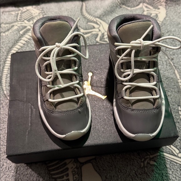 Jordan 11 Retro in Gray - Picture 1 of 4